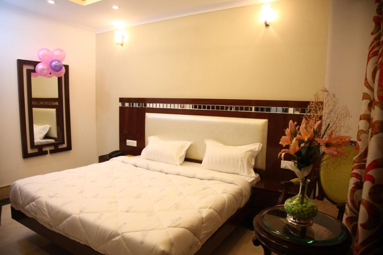Hotel Dev Residency Vrindavan Bagian luar foto