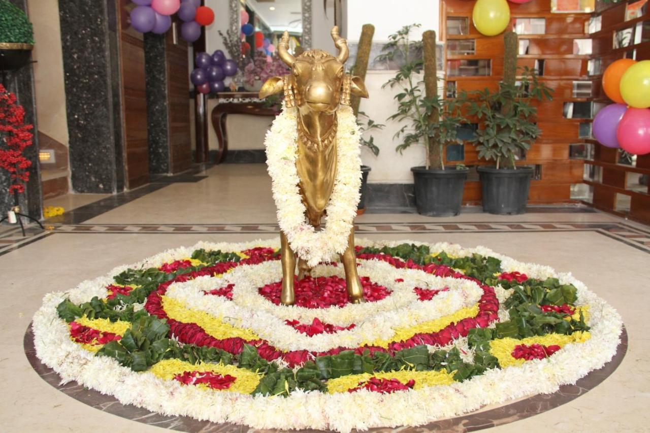 Hotel Dev Residency Vrindavan Bagian luar foto
