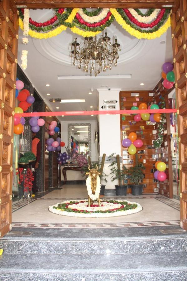 Hotel Dev Residency Vrindavan Bagian luar foto