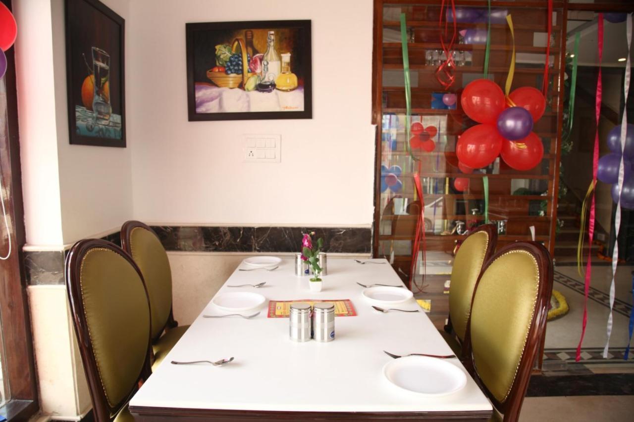 Hotel Dev Residency Vrindavan Bagian luar foto
